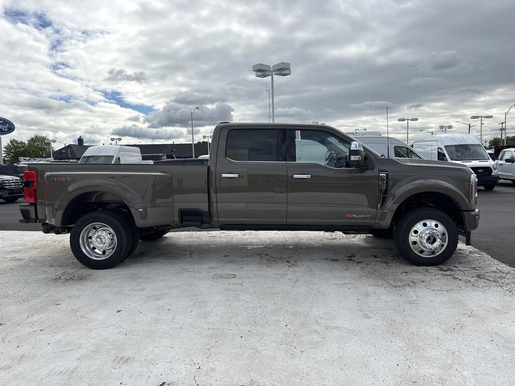 New 2027 Ford Super Duty F-450 DRW Crew Cab Pickup