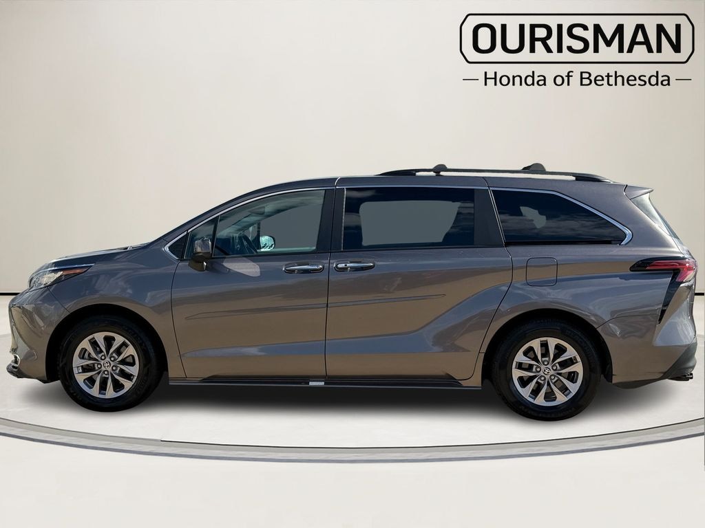 Used 2022 Toyota Sienna XLE 8 Passenger Van Passenger Van