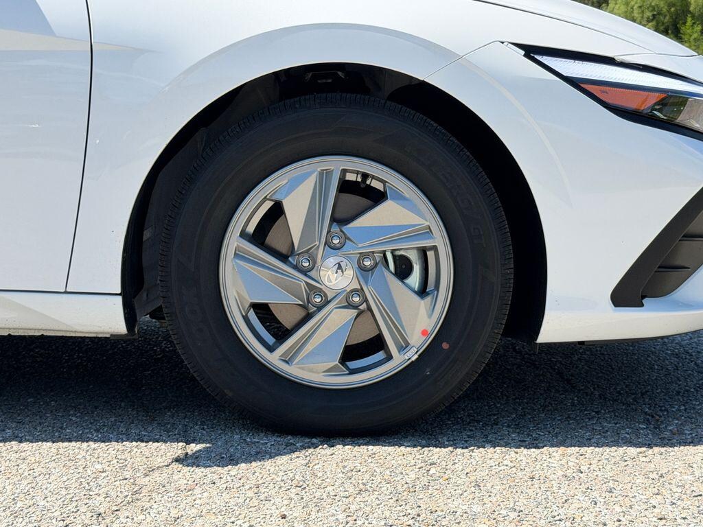 New 2026 Hyundai Elantra SE Sedan