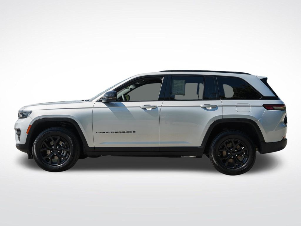 Used 2025 Jeep Grand Cherokee Laredo SUV