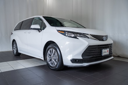 2025 Toyota Sienna LE Minivan/Van