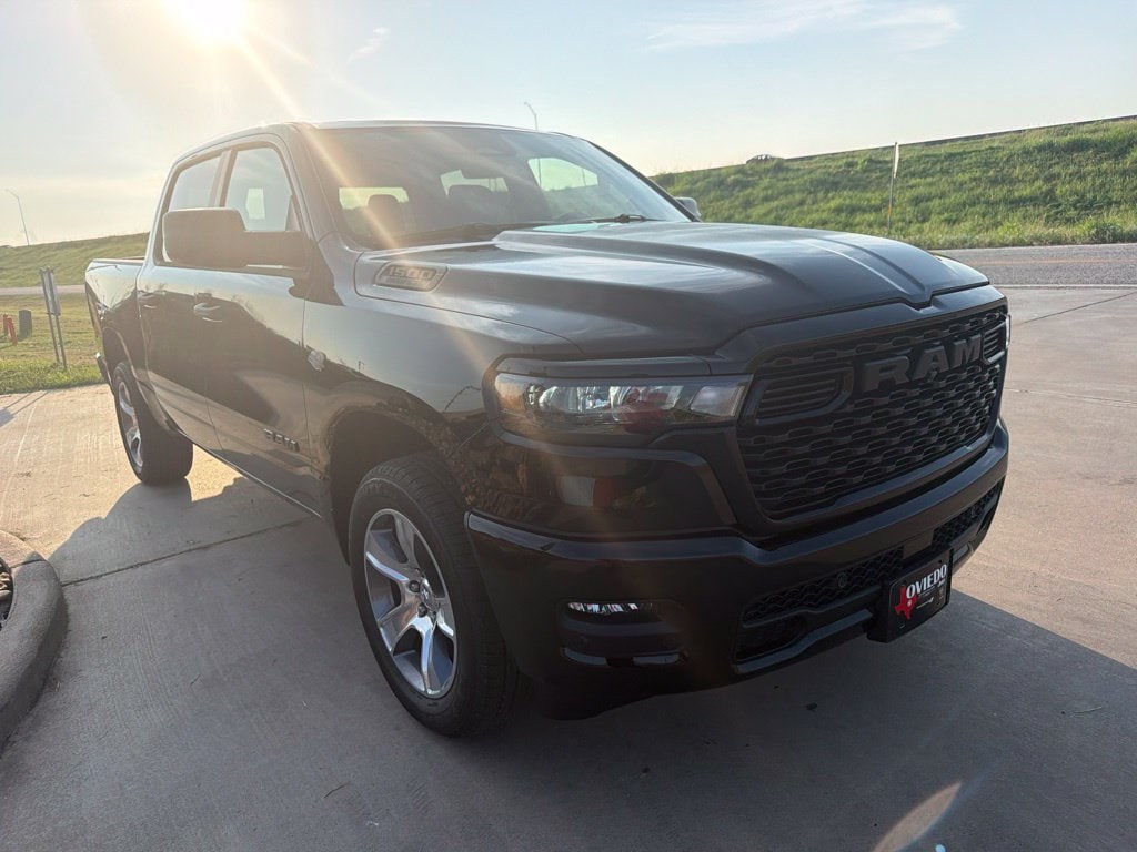 New 2027 Ram 1500 EXPRESS CREW CAB 4X2 5'7 BOX Pickup