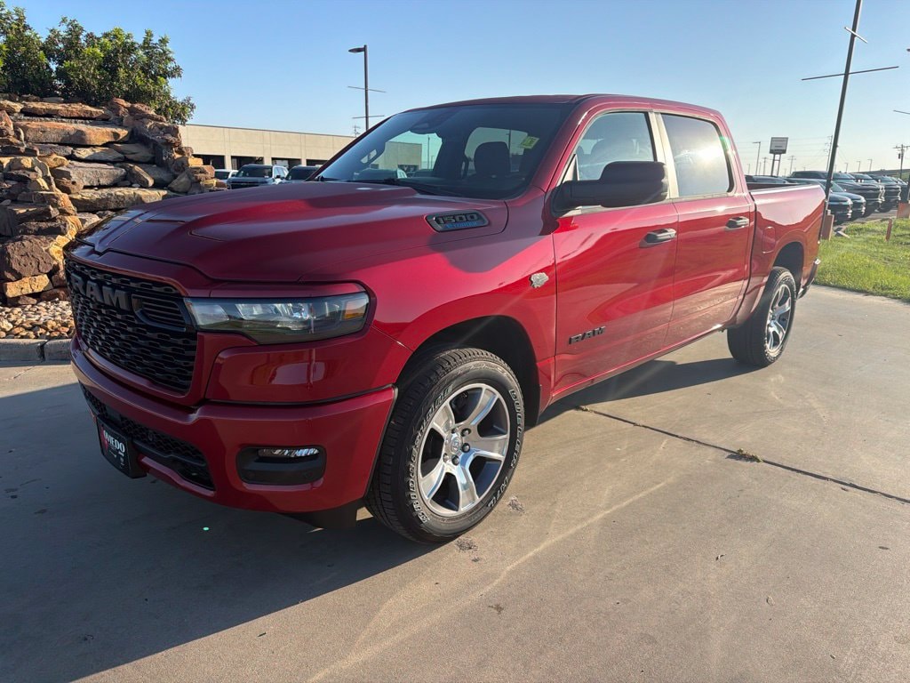 New 2027 Ram 1500 EXPRESS CREW CAB 4X2 5'7 BOX Pickup