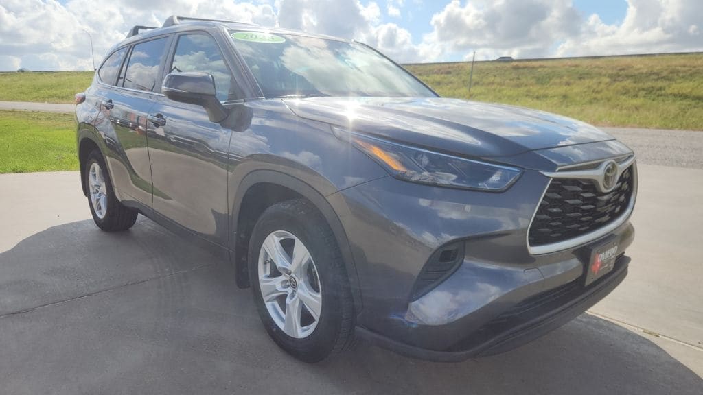 2023 Toyota Highlander LE - Photo 4