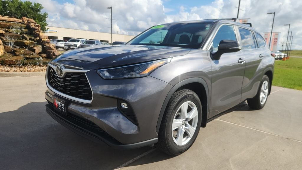 2023 Toyota Highlander LE - Photo 2