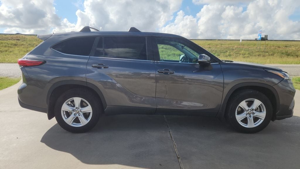 2023 Toyota Highlander LE - Photo 5
