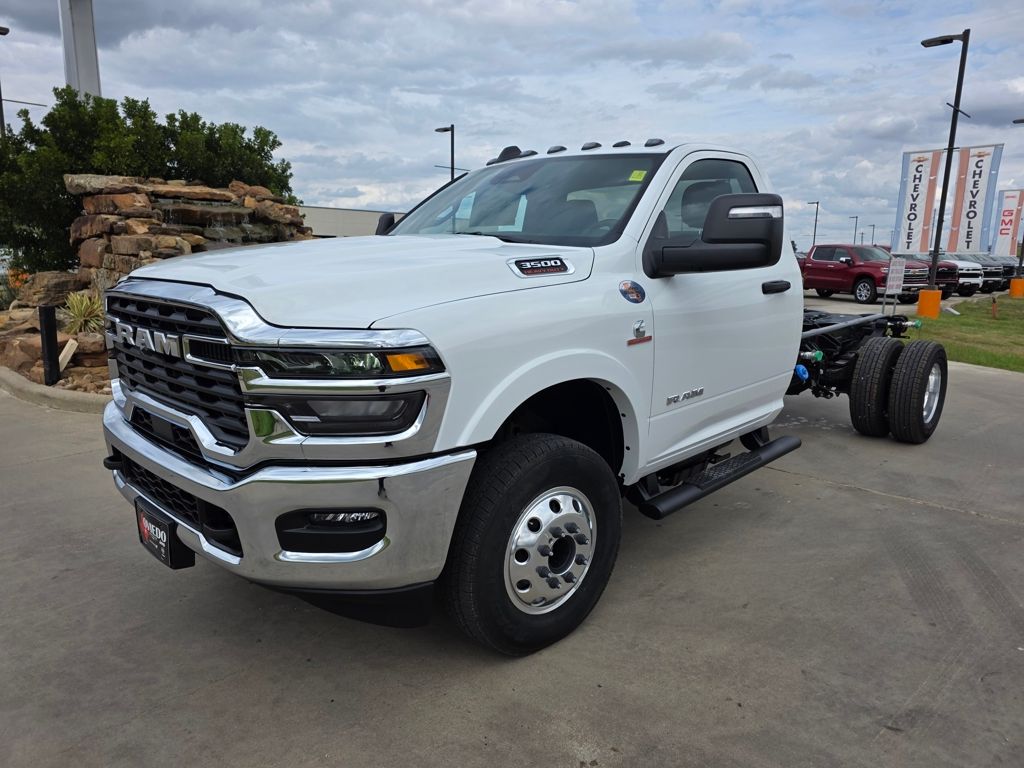 2026 RAM 3500 Chassis Big Horn - Photo 2