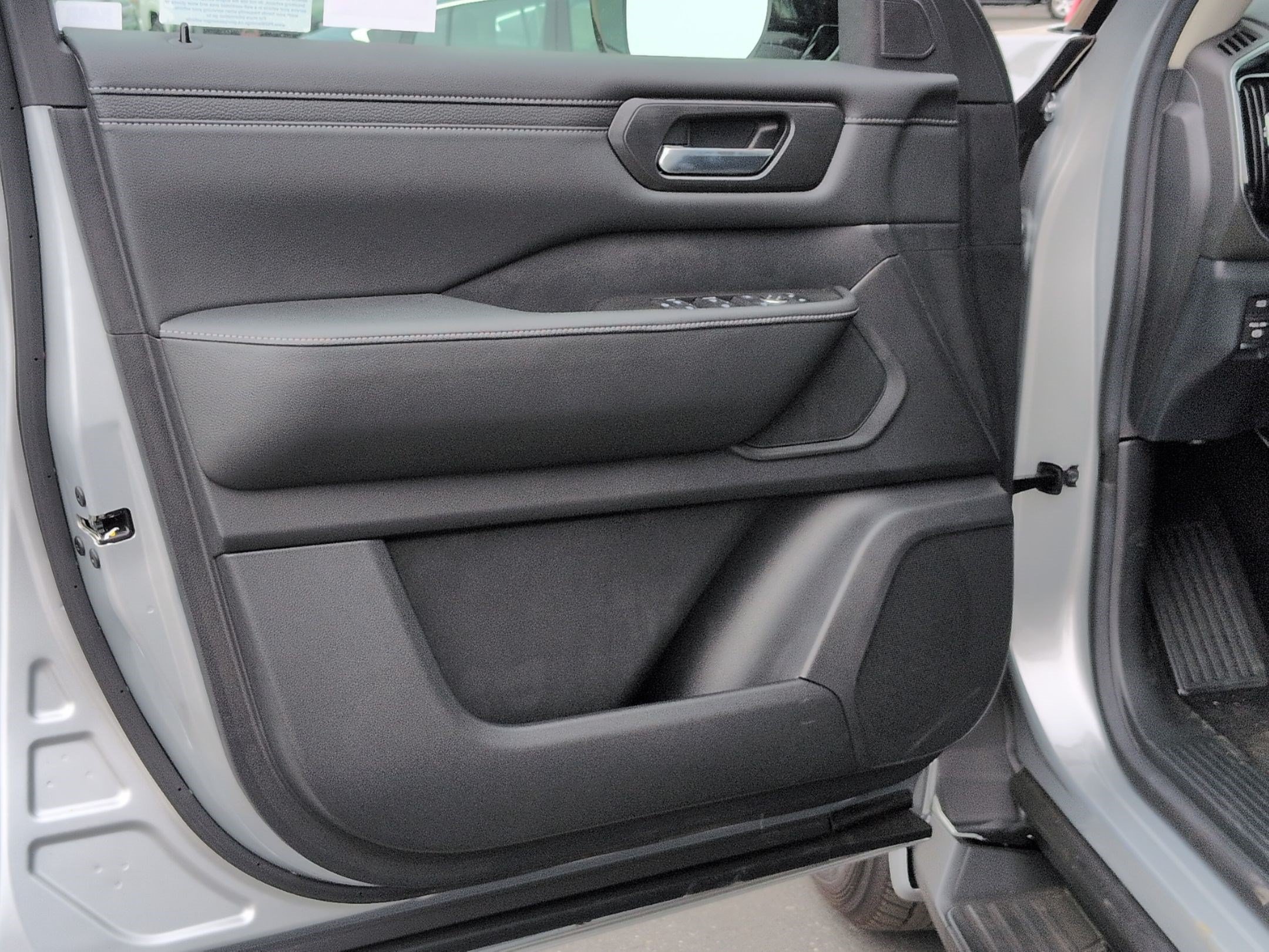 2026 Nissan Armada SV - Photo 12