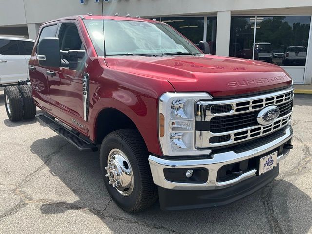 2026 Ford F-350 Super Duty Chassis Cab XLT - Photo 4