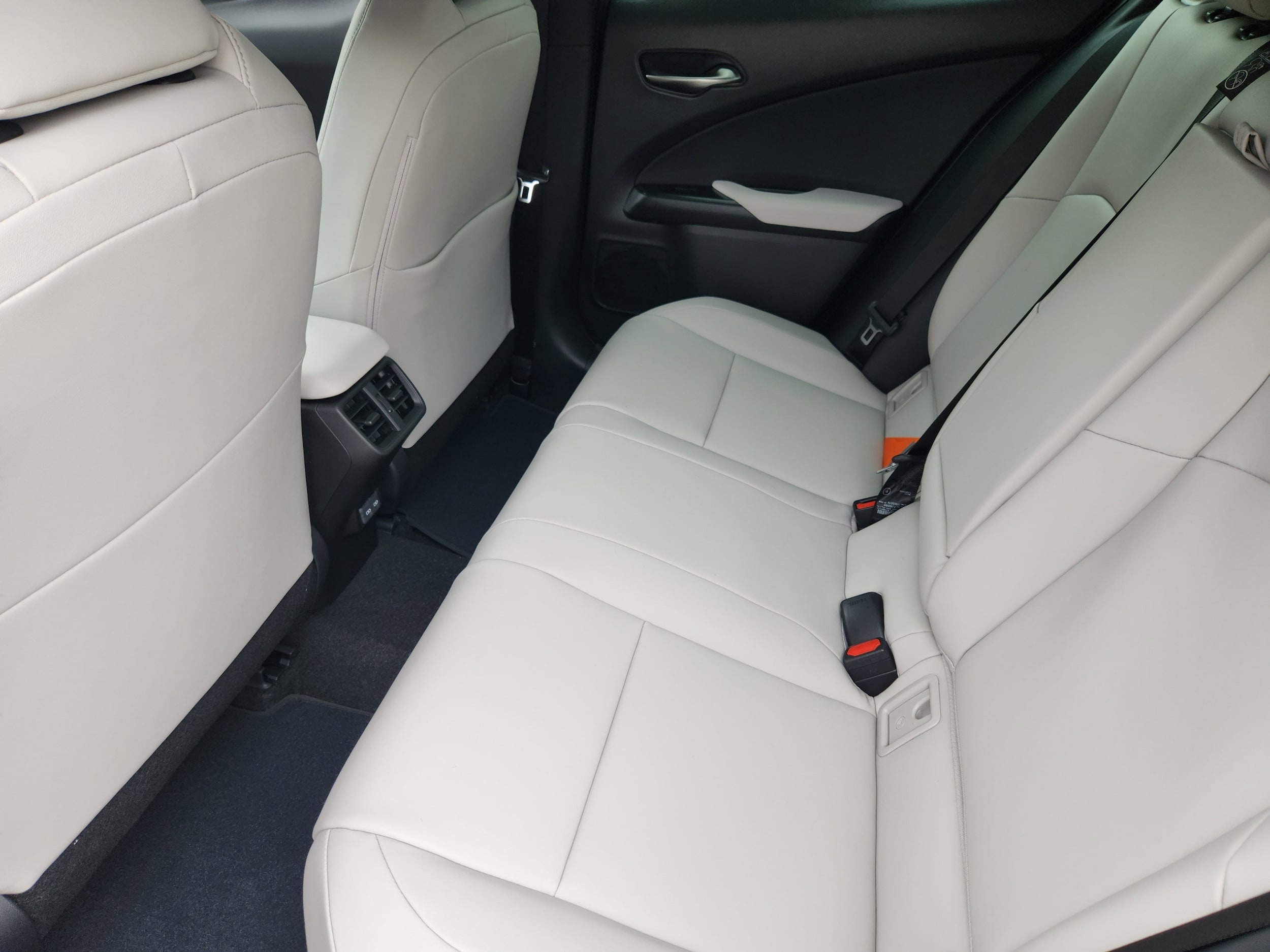 2026 Lexus UX Hybrid 300h F Sport Design - Photo 6