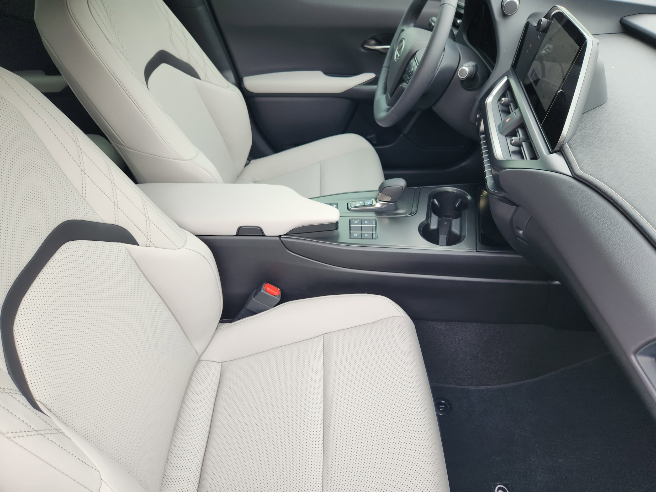 2026 Lexus UX Hybrid 300h F Sport Design - Photo 12