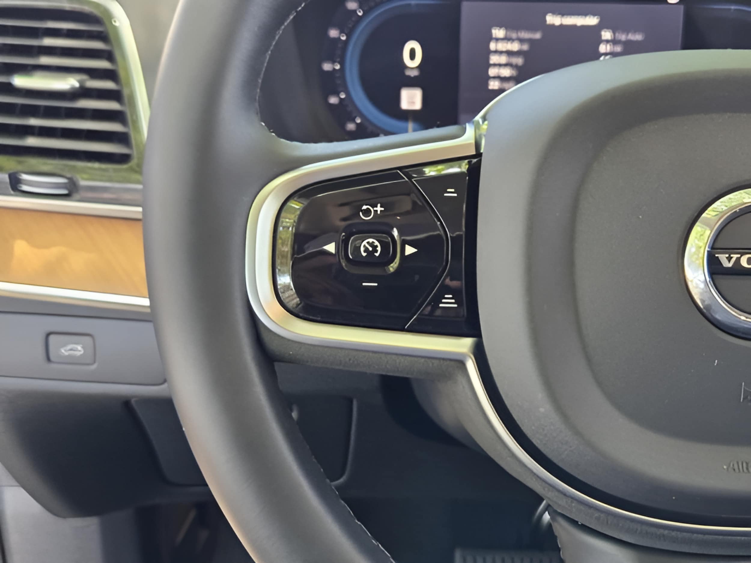 2025 Volvo XC90 Plus - Photo 25
