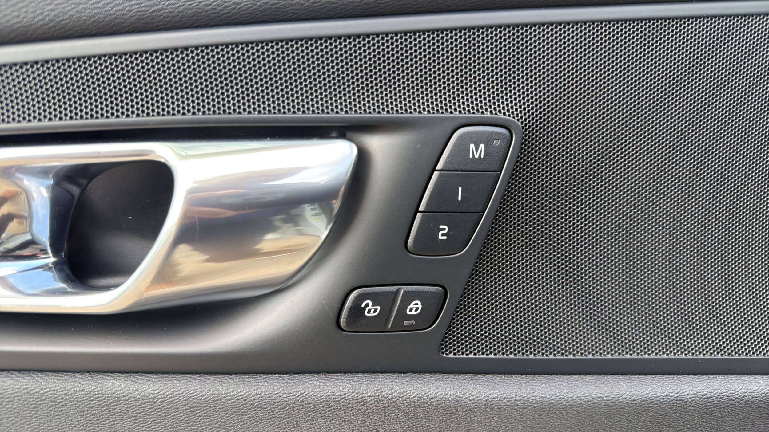 2026 Volvo XC60 Plus - Photo 11