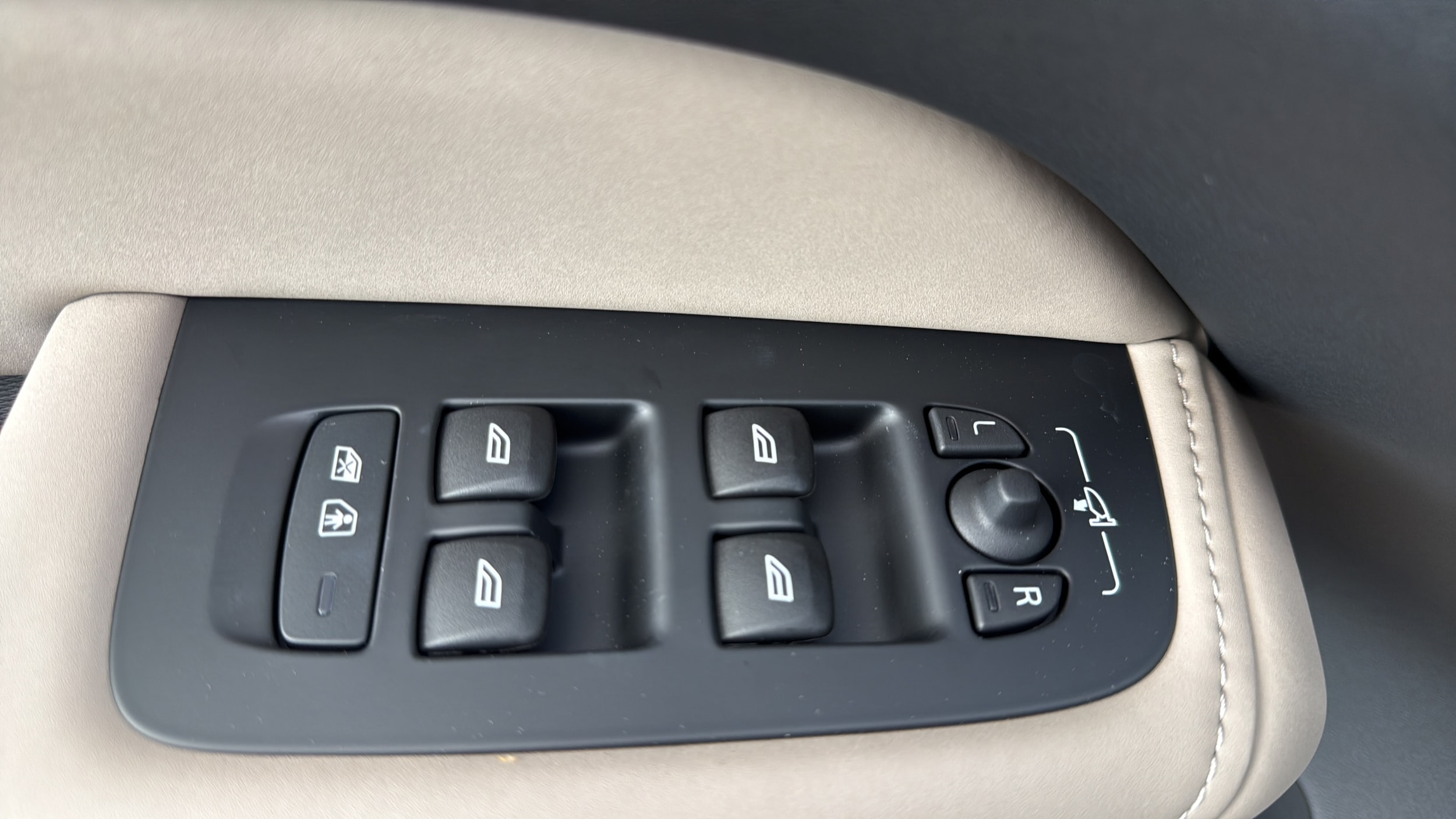 2026 Volvo XC60 Plus - Photo 12