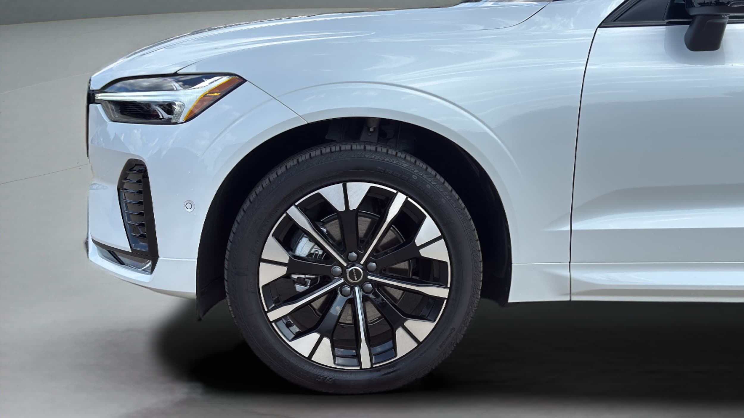 2026 Volvo XC60 Plus - Photo 32