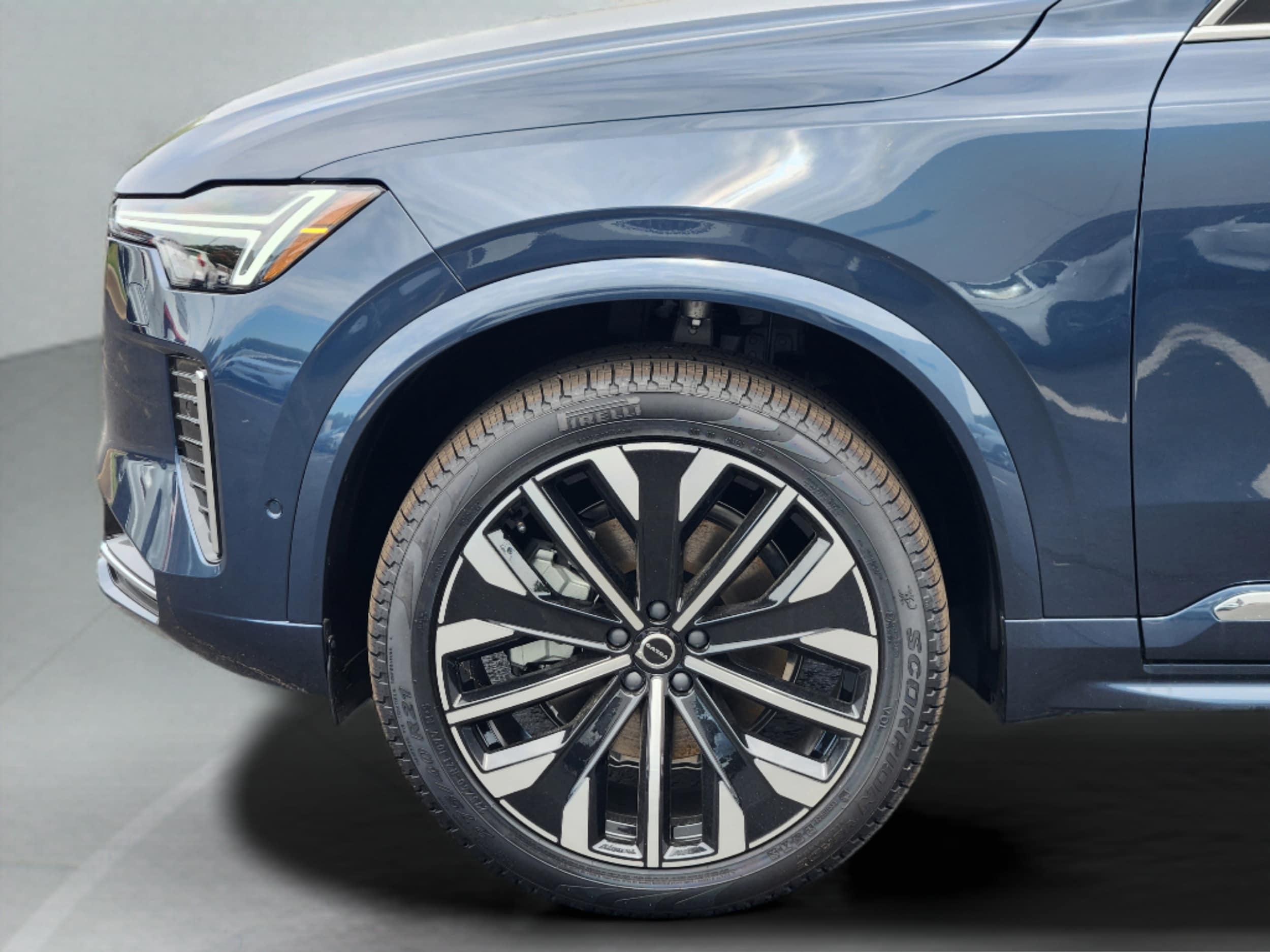 2026 Volvo XC90 Plus - Photo 26