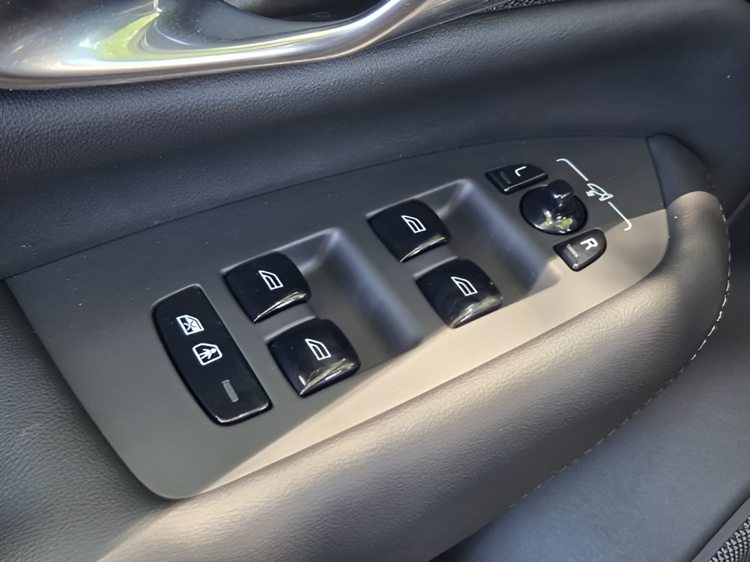 2025 Volvo XC90 Plus - Photo 21