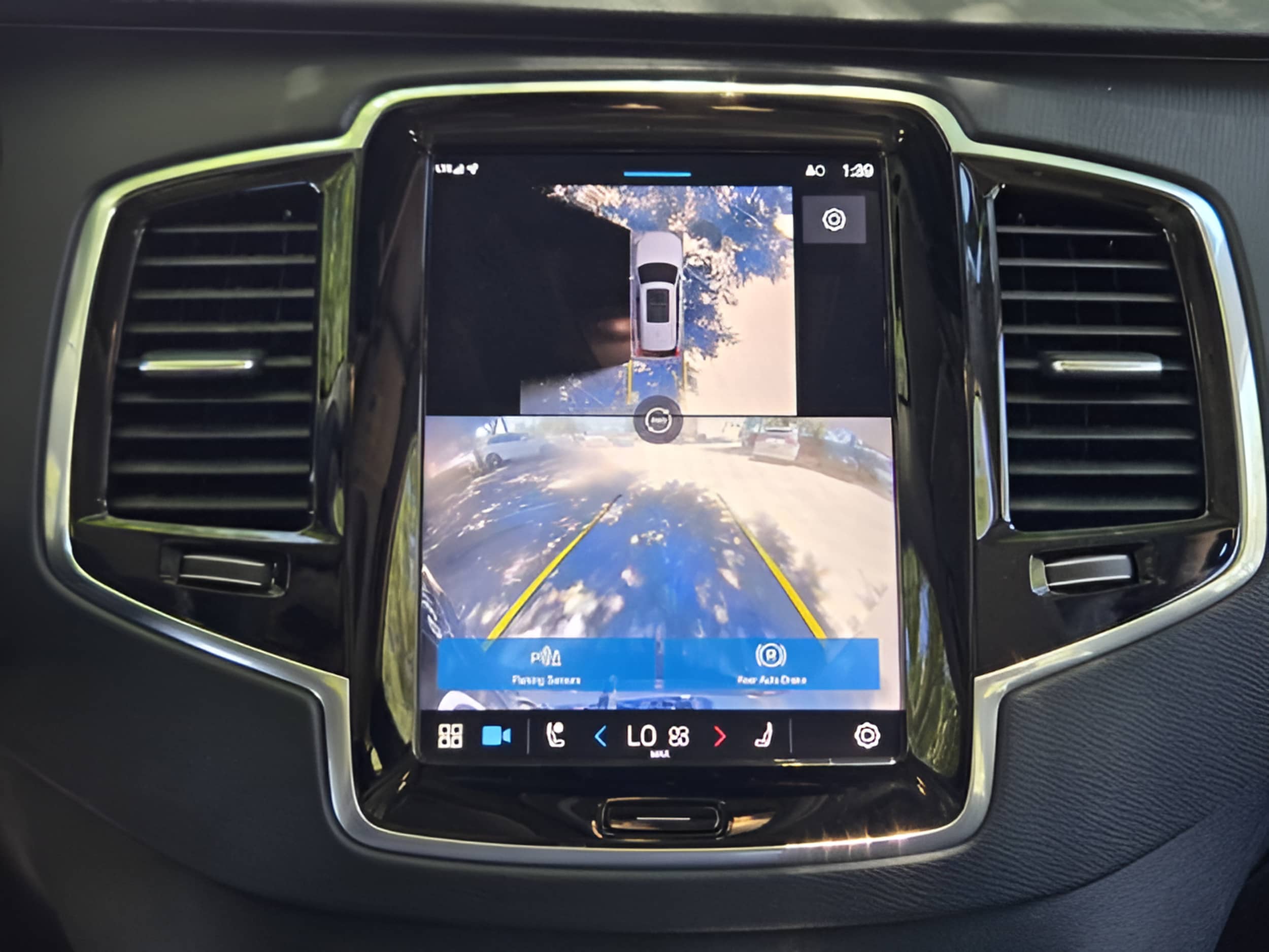 2025 Volvo XC90 Plus - Photo 13