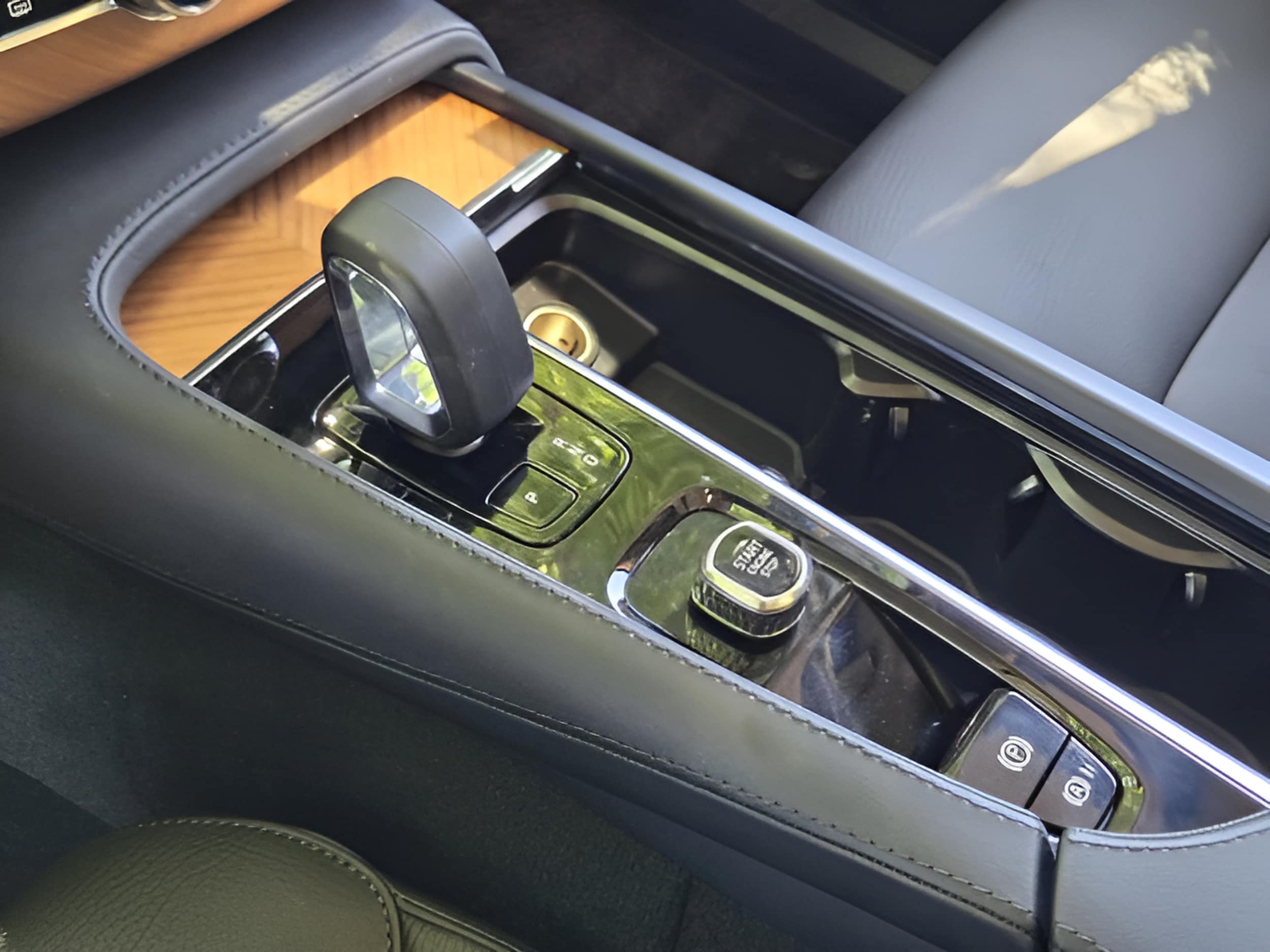 2025 Volvo XC90 Plus - Photo 15