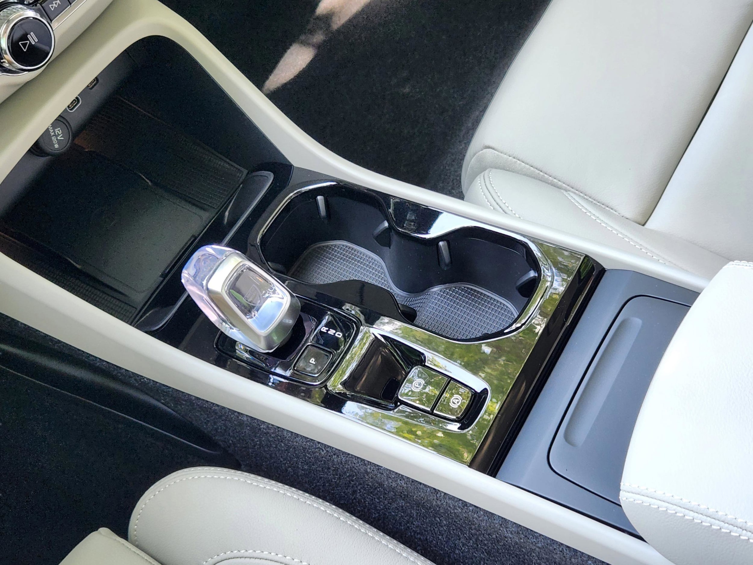 2026 Volvo XC40 Plus - Photo 16