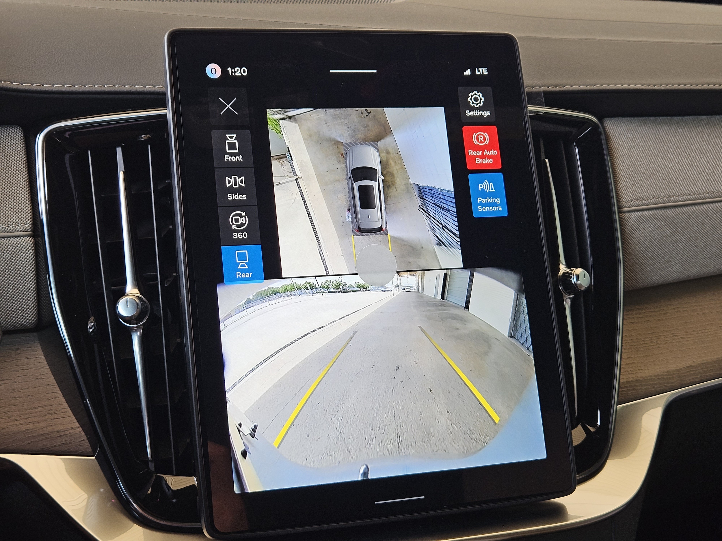2026 Volvo XC90 Plus - Photo 18
