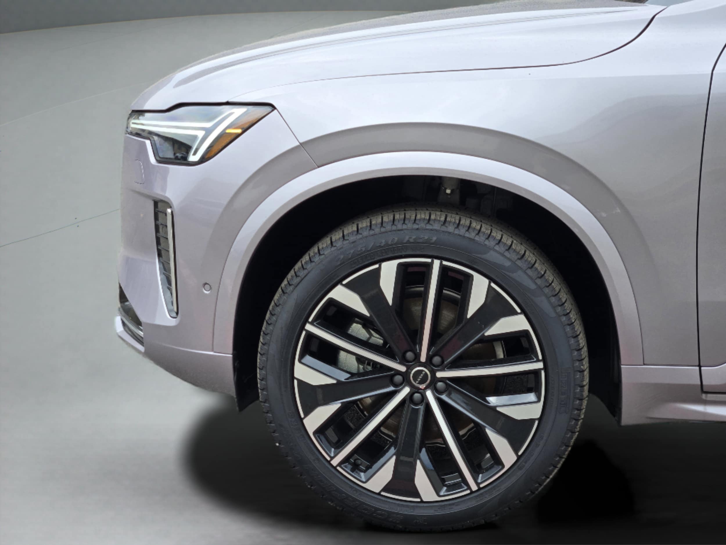 2026 Volvo XC90 Plus - Photo 33