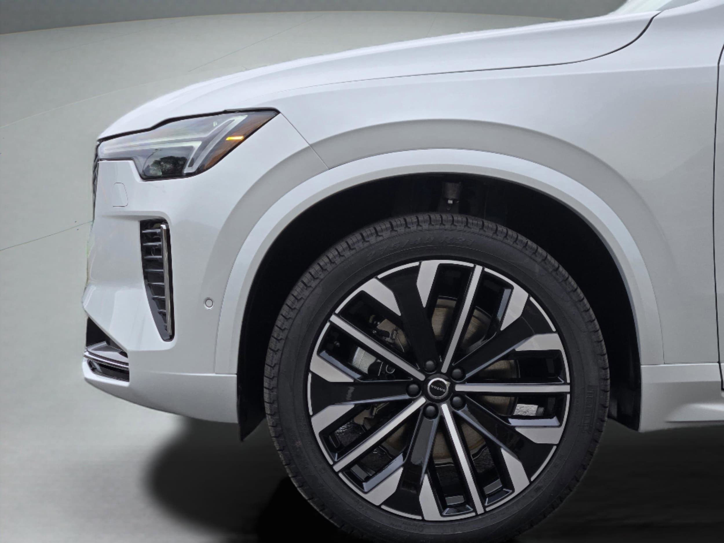 2026 Volvo XC90 Plus - Photo 30