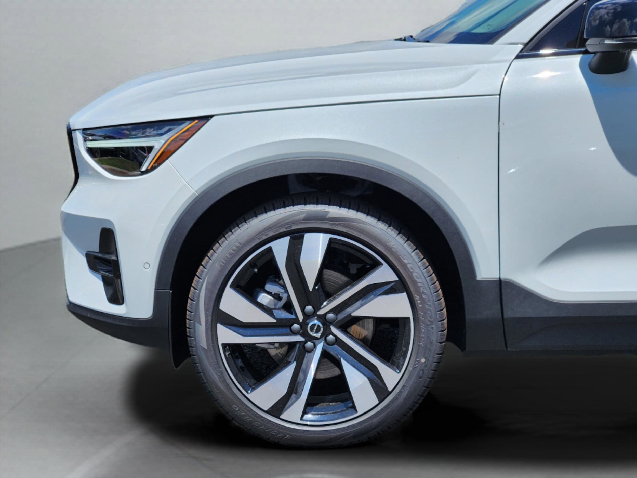 2026 Volvo XC40 Plus - Photo 29