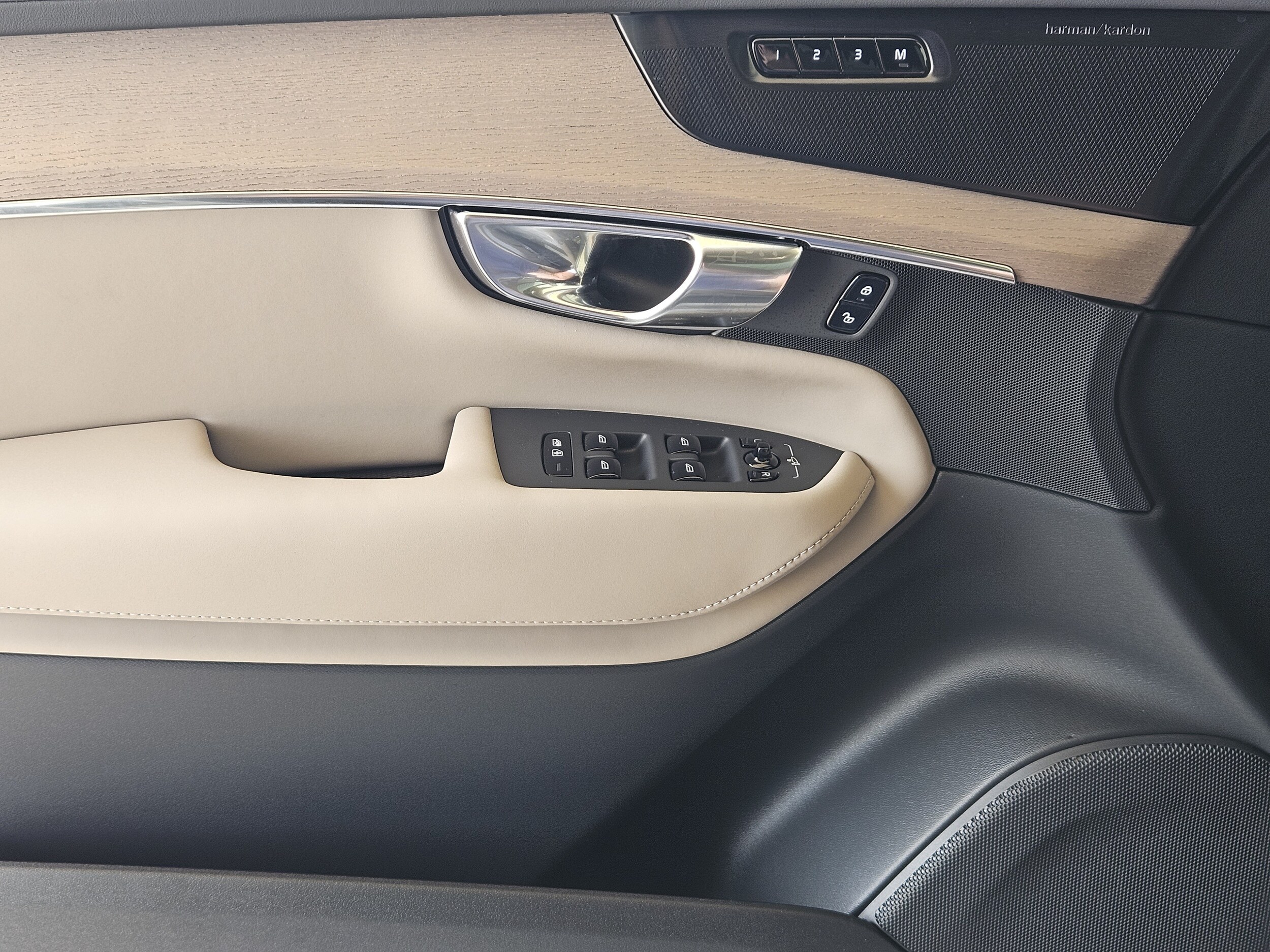 2026 Volvo XC90 Plus - Photo 23