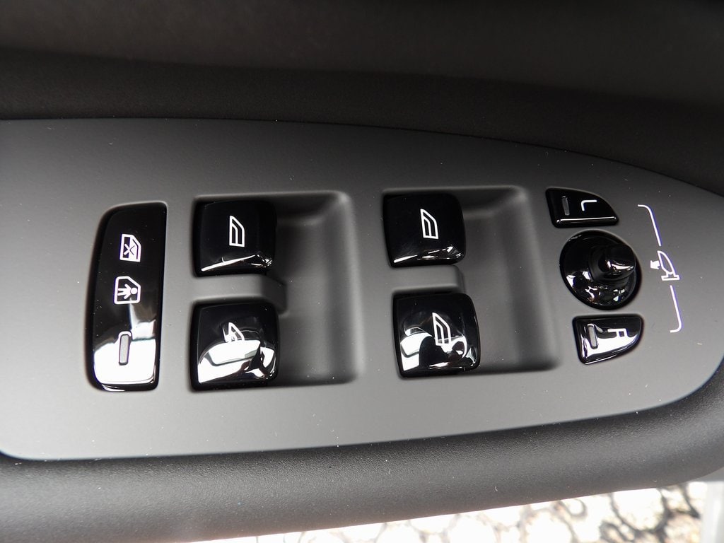 2026 Volvo XC90 Plus - Photo 12