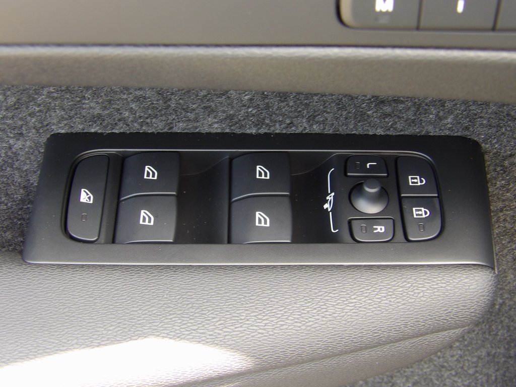 2026 Volvo XC40 Plus - Photo 12