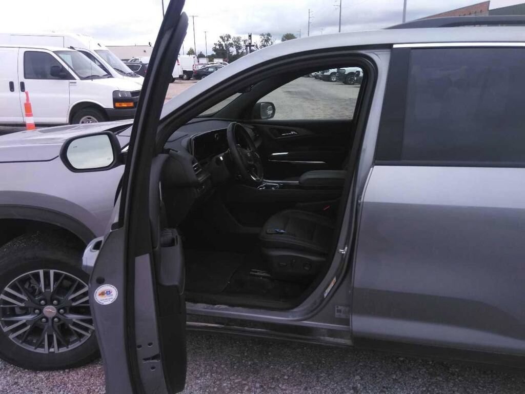 Used 2025 Chevrolet Traverse LT SUV