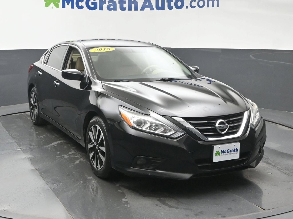 Used 2018 Nissan Altima SV with VIN 1N4AL3AP7JC246560 for sale in Cedar Rapids, IA
