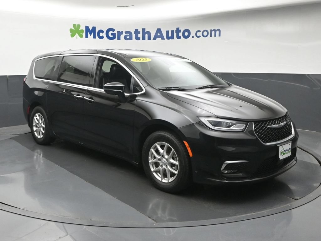 Used 2025 Chrysler Pacifica Select Van Passenger Van