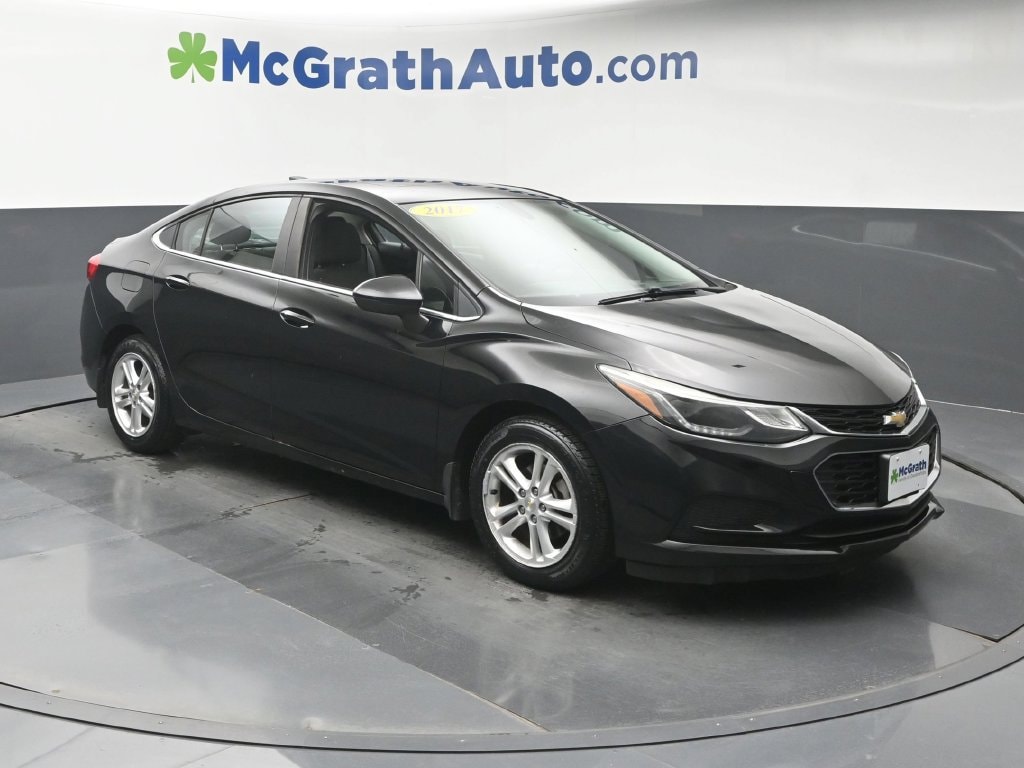 Used 2017 Chevrolet Cruze LT with VIN 1G1BE5SM2H7180682 for sale in Cedar Rapids, IA