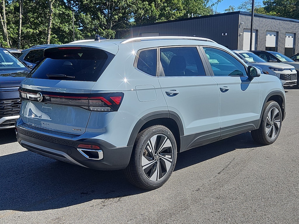 New 2026 Volkswagen Taos SE SE 4MOTION