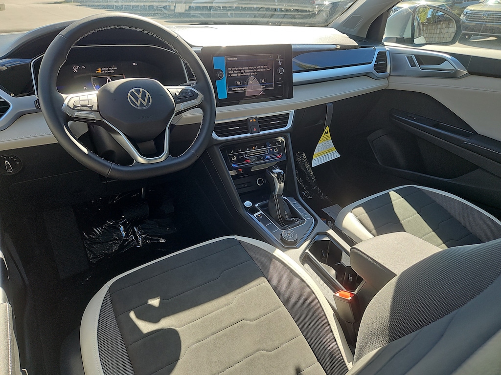 New 2026 Volkswagen Taos SE SE 4MOTION