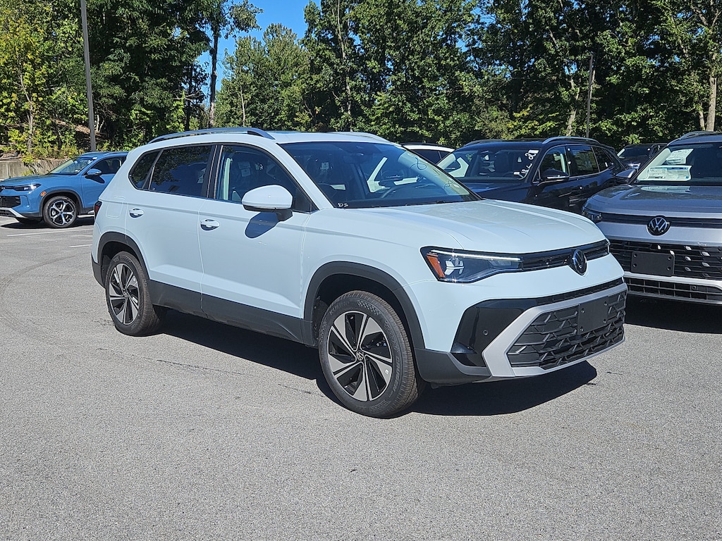 New 2026 Volkswagen Taos SE SE 4MOTION