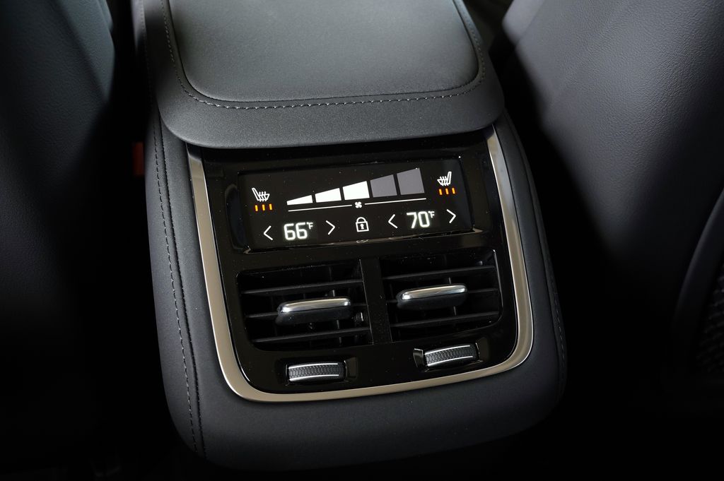 2026 Volvo XC90 Plus - Photo 25