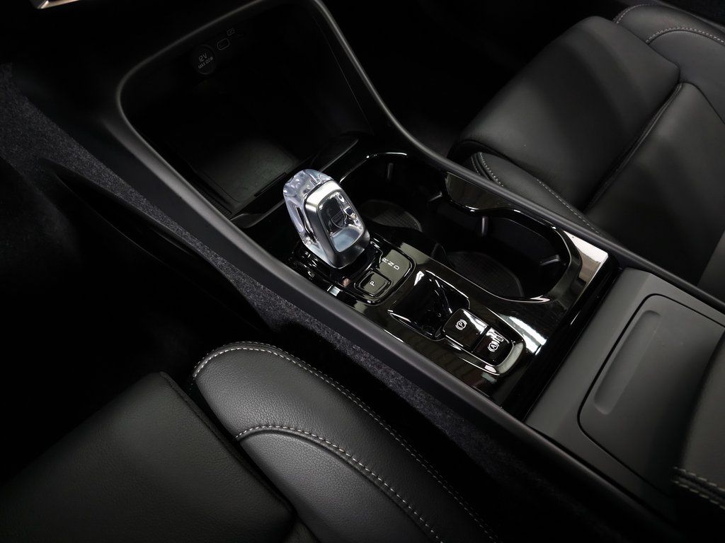 2026 Volvo XC40 Plus - Photo 24