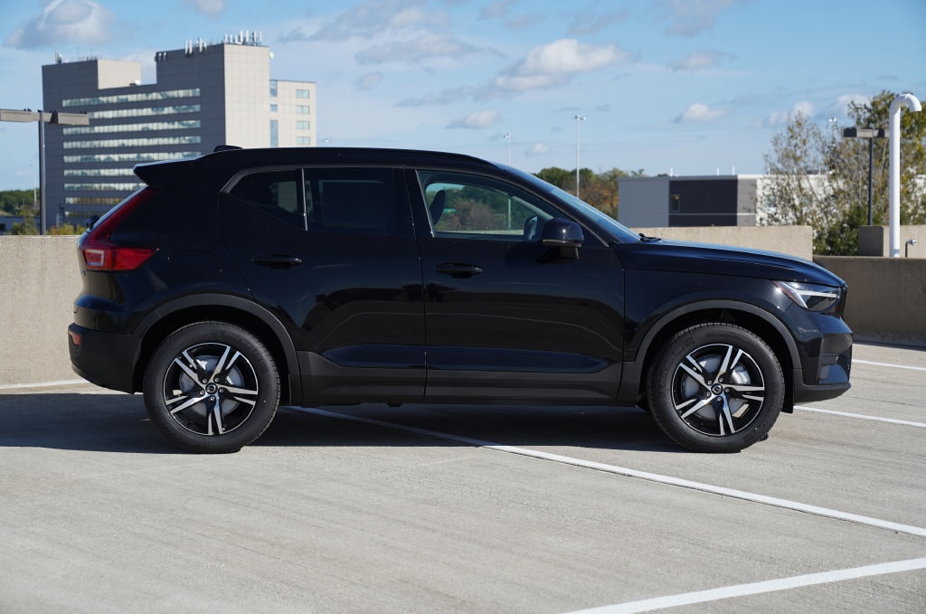 New 2026 Volvo XC40 B5 Core SUV