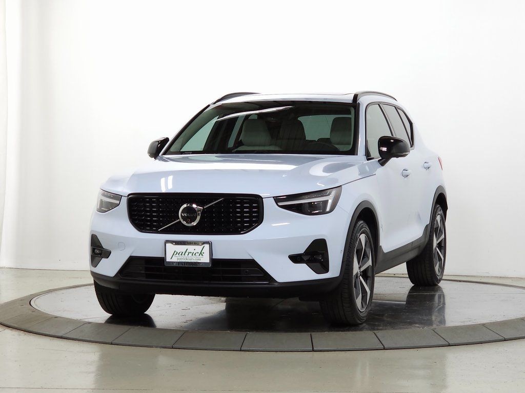 New 2026 Volvo XC40 B5 Plus SUV