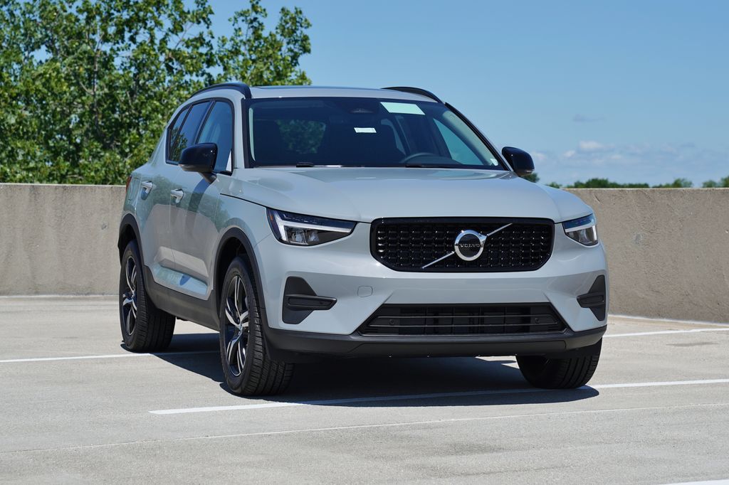 New 2026 Volvo XC40 B5 Core SUV