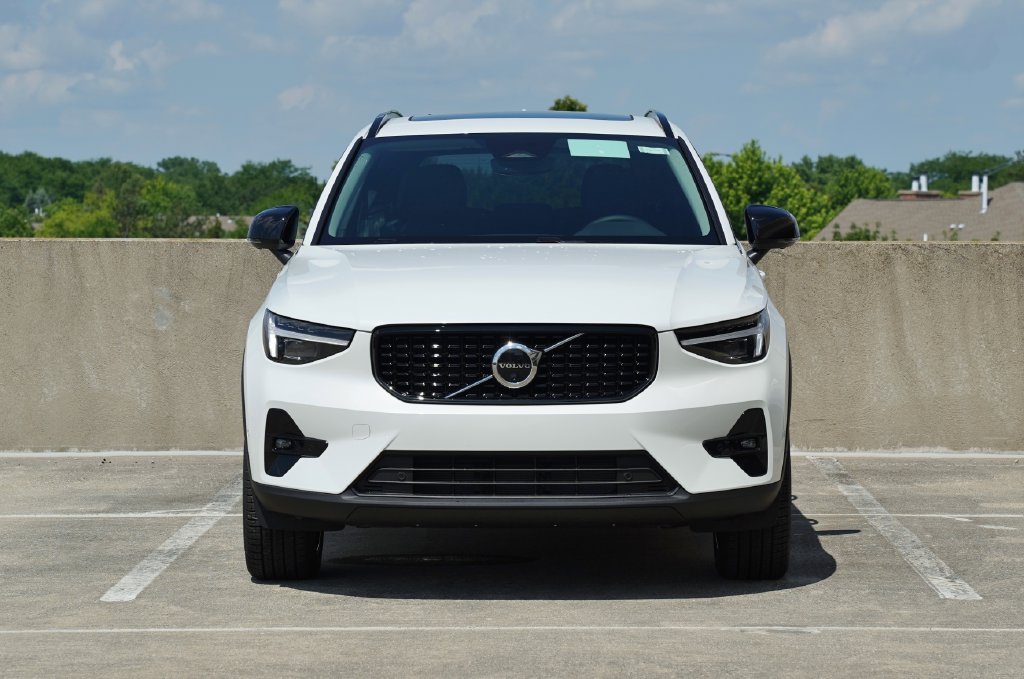 New 2026 Volvo XC40 B5 Ultra SUV