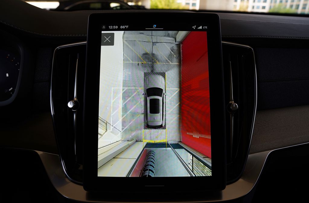 2026 Volvo XC90 Plus - Photo 18