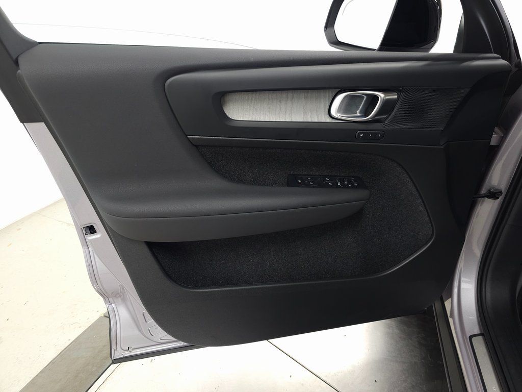2026 Volvo XC40 Plus - Photo 9