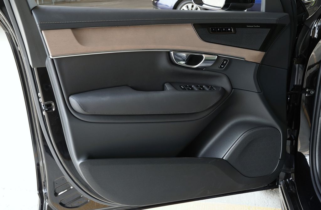 2026 Volvo XC90 Plus - Photo 7