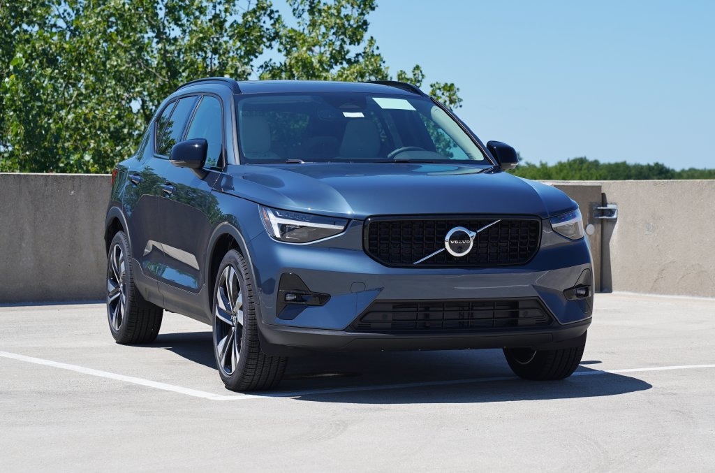 New 2026 Volvo XC40 B5 Ultra SUV