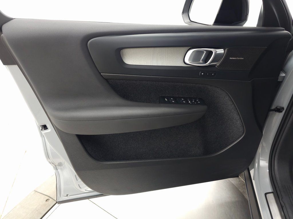 2026 Volvo XC40 Ultra - Photo 9