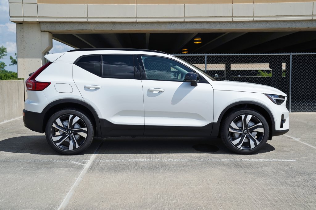 New 2026 Volvo XC40 B5 Ultra SUV